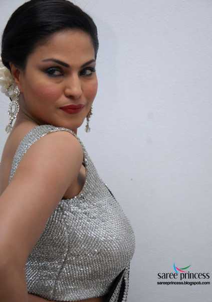 HOTTEST Paki Actress Veena Malik Looking Irresistibly Sexy In A Black Navel Revealing Saree Pics