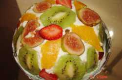 healthy, low fat cake with hung yougurt icing and fresh fruits