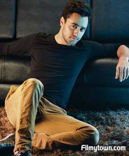 Heart-throb Imran Khan Rescues A Kitten. How Humane!