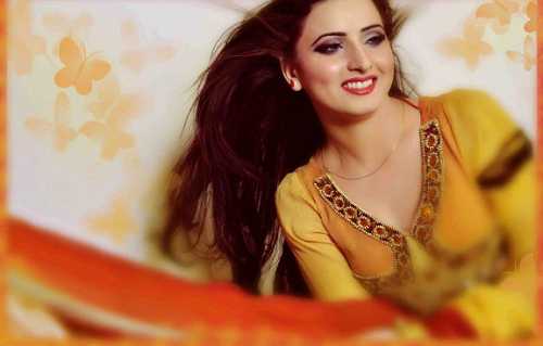 Here Are Pretty Female Company For Tourists In India