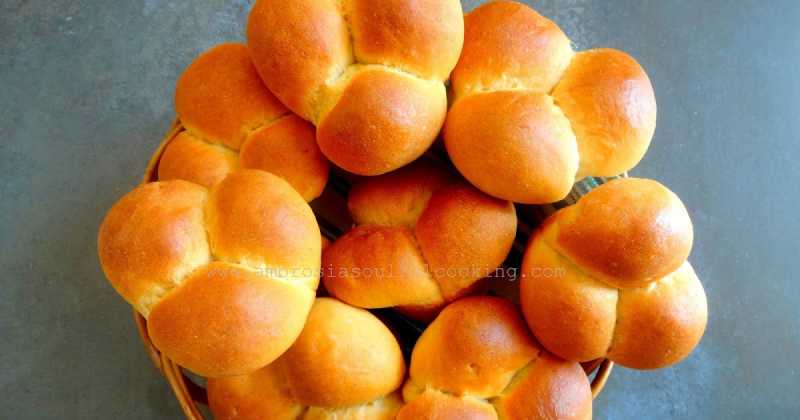 Honey Butter Cloverleaf Rolls | #BreadBakers