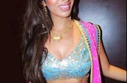 Hot n sexy bollywood actress Sophie choudhry showing her nice boobs and cleavage