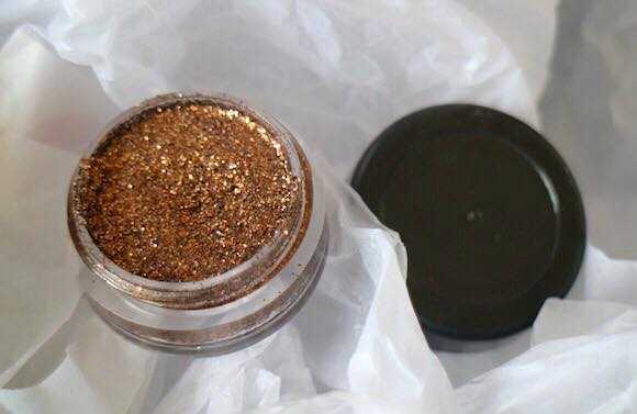 How To Wear Glitter On Your Eyes & Lips This Party Season - WiseShe