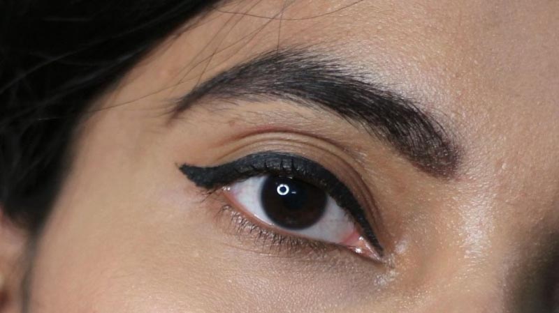 How To Apply Eyeliner For Beginners? Liquid Eyeliner Easy Tutorial - FIVE FEET FIVE