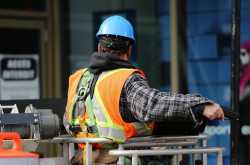 How to Keep Your Head Properly Protected at Work - How2db.com