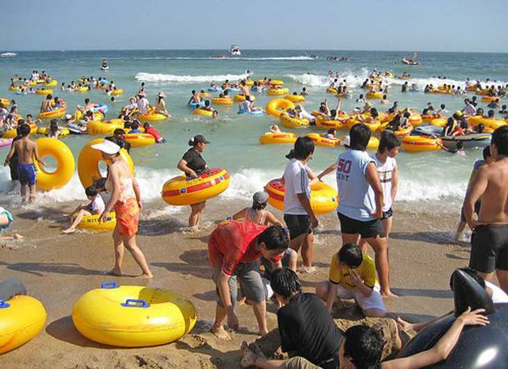 In Pics - A Day At A Beach In China