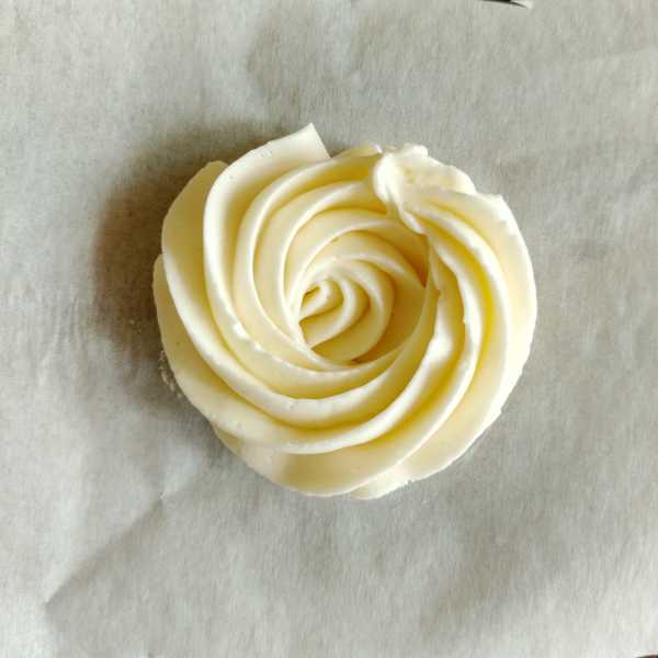 Italian Meringue Buttercream - FLOURS & FROSTINGS