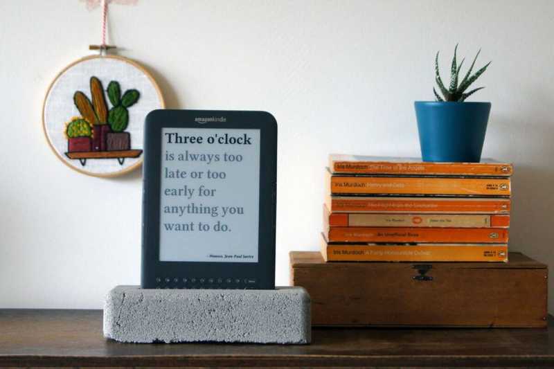 Jaap Meijers Has Recycled An Old Amazon Kindle Into A Surprisingly Useful Literary Quote Digital Clock - GadgetMeetsGuy