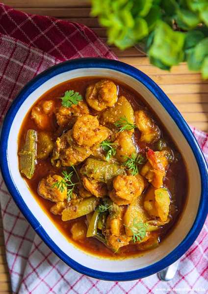 Jhinge Chingri / Prawn Curry With Ridge Gourd | Not Out Of The Box
