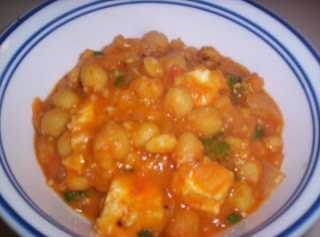 Kabuli Chana Gravy With Paneer 