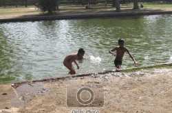 Kids bathing in the India Gate pond