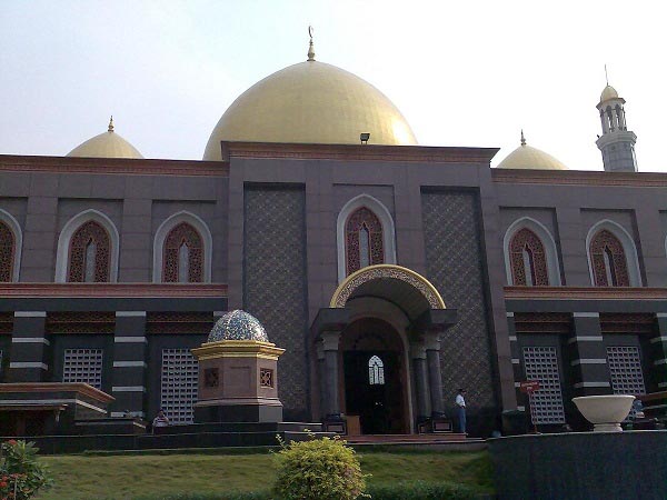 Kubah Emas Masjid Dian Al Mahri | IQ Holiday Tour & Travel Bandung