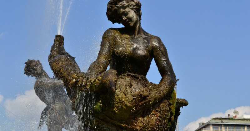 Lady With Swan - Fontana Delle Naiadi - Rome