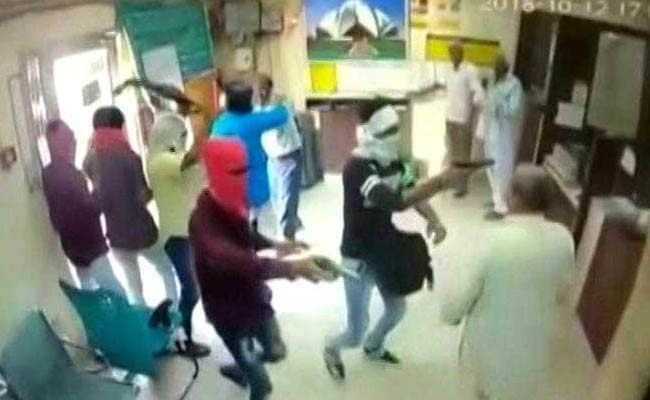 Live Bank Robbery Video At Corporation Bank Branch In Delhi