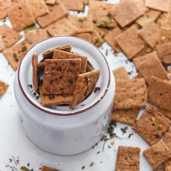 Low-cal Ragi Oat Cheese Crackers