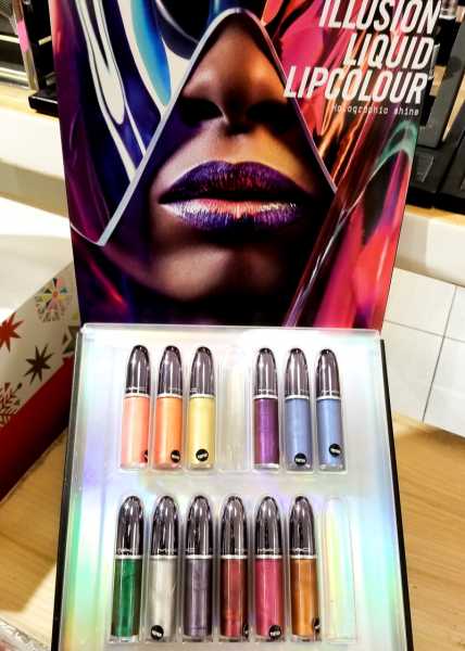 MAC Grand Illusion Liquid Lip Colour - Swatches