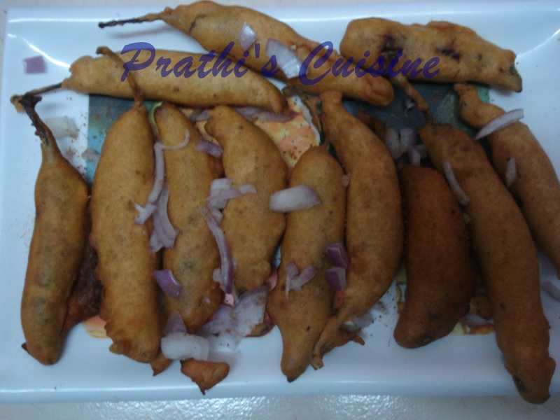 MASALA MIRCHI BAJJI / STUFFED CHILLY BAJJIS