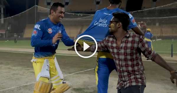 MSD Playing With A Fan | CSK - TamilGlitz