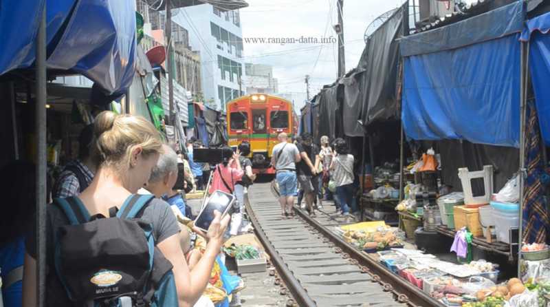 Maeklong Railway Market, Samut Songkhram, Thailand