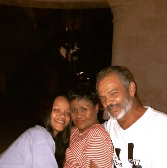 Makeup-free Rihanna Hangs Out With Her Parents In Lovely New Photos - Secretgist