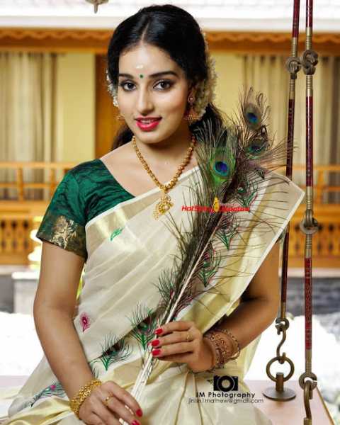 Malavika Menon Cute Photo Shoot Stills For Manorama Weekly Magazine