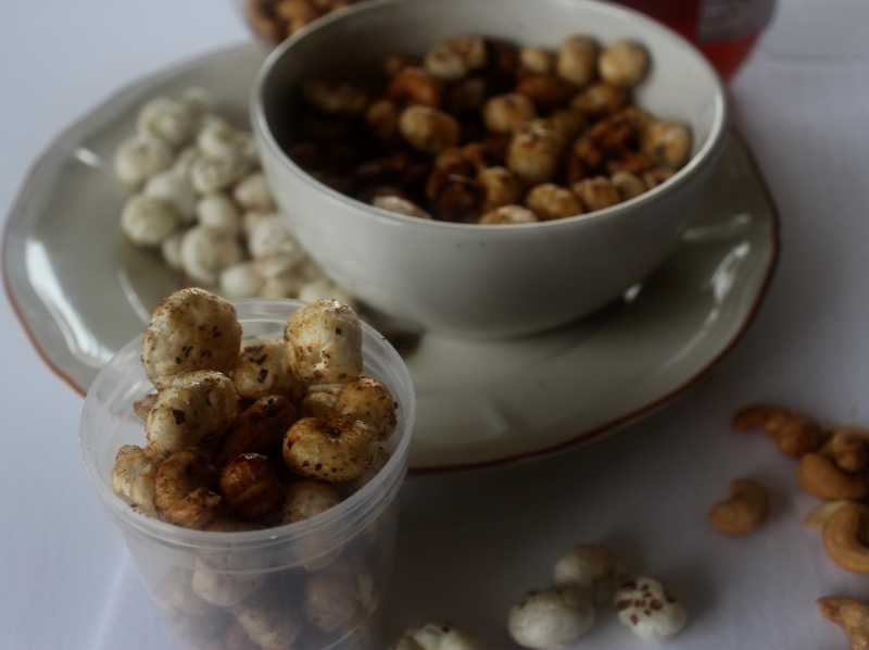 Masala Makhana For Navratri (A Spiced Cashew And Foxnut Mix) - The Food Samaritan