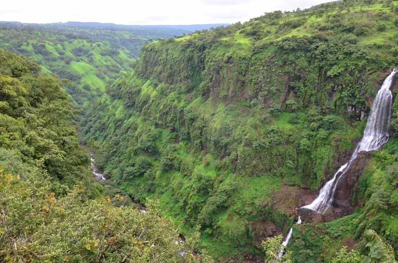 Monsoon Trips Around Satara - Thoseghar, Urmodi, Sajjangad - Travel With A Couple