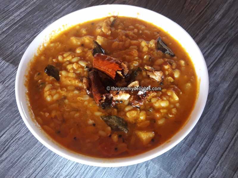 Mooga Mole Randayi Recipe | Konkani Mooga Mole Randay | Sprouted Moong Curry - THE YUMMY DELIGHTS