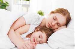 mother to sleep with the child is very beneficial r the mother to sleep with the child, to remove these 5 large diseases