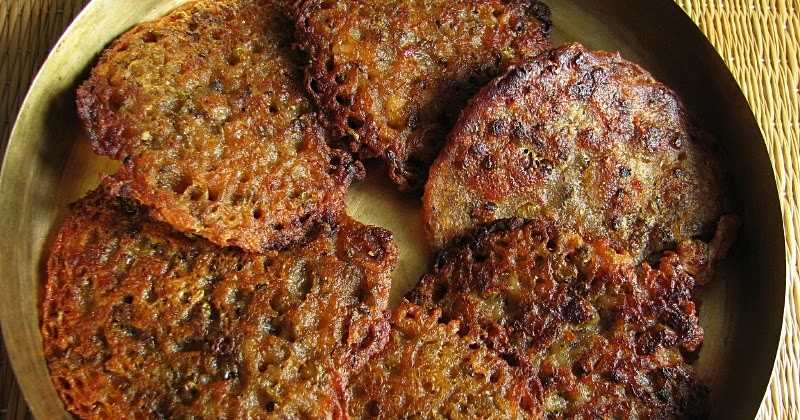 Muga Dali Pitha / Mug Dal Er Pithe / Moong Dal Ke Mithe Cheele 