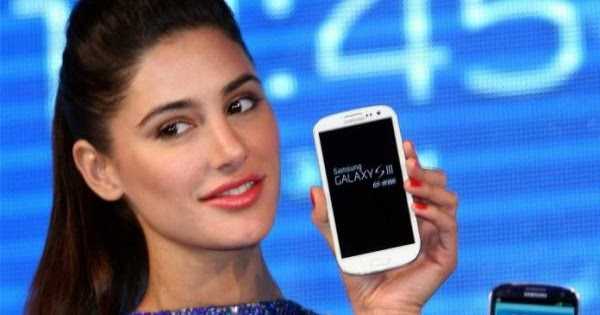 Nargis Fakhri Launch Samasung Galaxy S3 Photos
