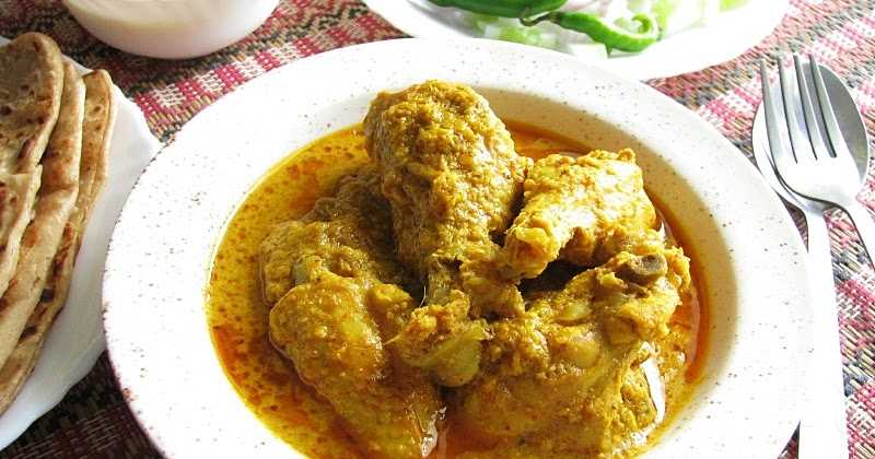 Narkel Kanchalonka Doi Diye Chicken / Chicken Cooked With Coconut, Green Chillies And Curd 