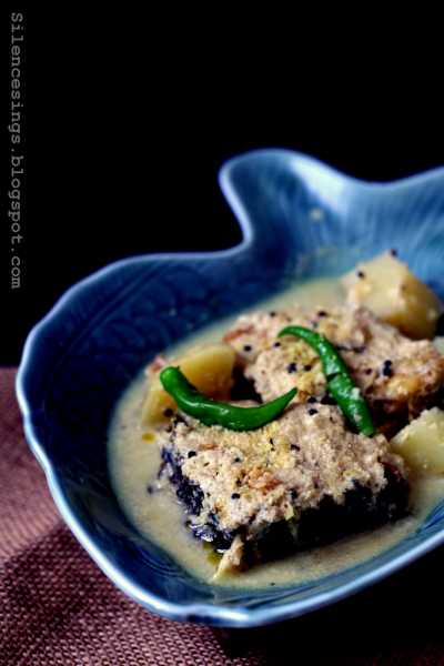Narkol Posto Rui (Rohu Fish With Coconut And Poppyseeds)