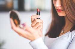Now Lipstick usage can make you sick, reports NY Times