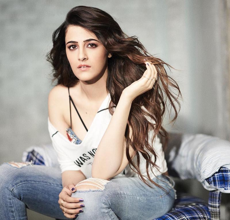 Nupur Sanon Instagram- 2018 {Wiki, Latest Pics, Affair, Body Size, Video}