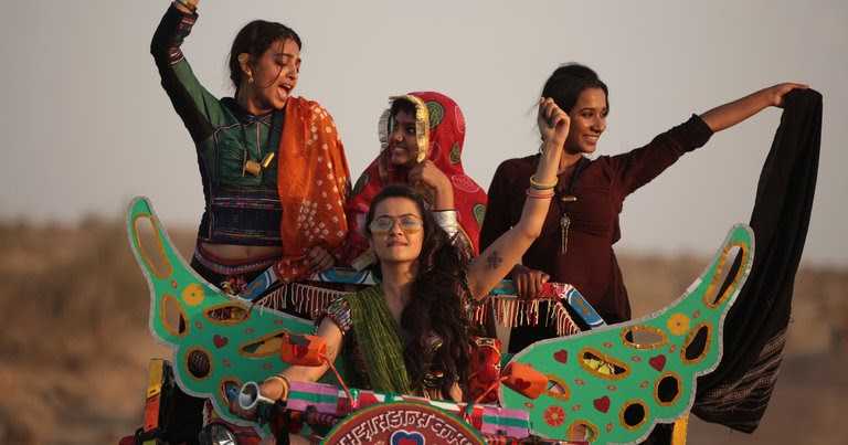 PARCHED : स्त्रीवाद नहीं, लेकिन मर्दवाद के सिंह-आसन की चिंदी-चिंदी...!