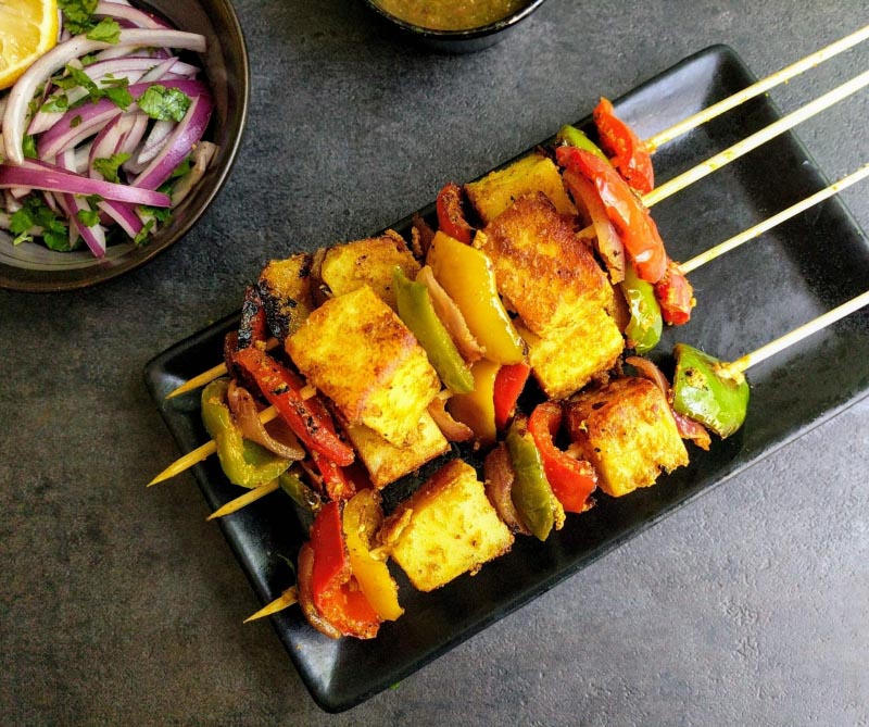 Paneer Tikka Recipe | Dry Tandoori Paneer Tikka On Tawa | VegeCravings