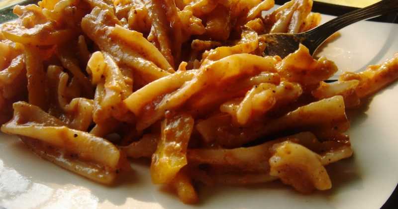 Pasta In A Roasted Pepper-Tomato-Garlic Sauce For A Lazy, Rainy Day