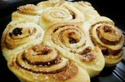 pecan and cranberry cinnamon rolls