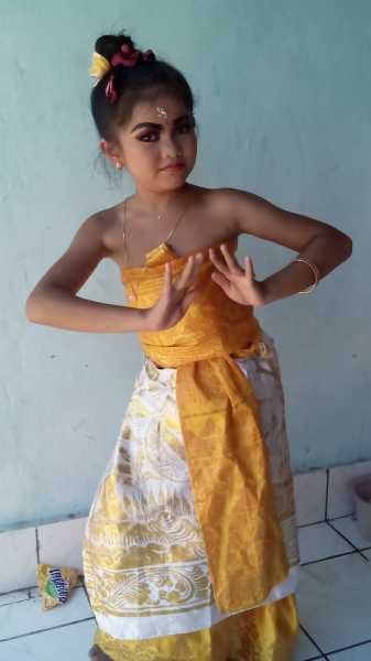 Photo Blog: Koming Ayu Dalam Persiapan Menari Rejang Di Banjar Anjingan