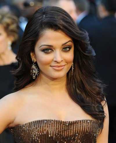 Pics - Aishwarya Rai's Poses On Red Carpet At Oscars Event