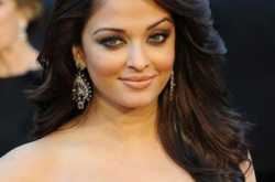 Pics - Aishwarya Rai's poses on red carpet at Oscars Event