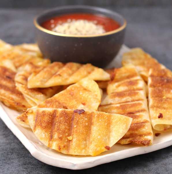 QUESADILLAS WITH GARLIC BUTTER - Cook With Kushi