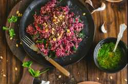 RAW BEETROOT, SPINACH AND QUINOA SALAD