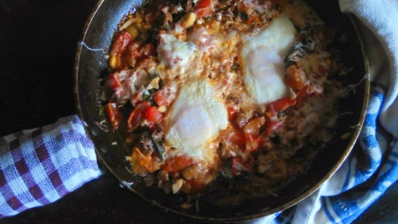Recipe: Eggs Over Tomatoes With Goa Sausages And Mushrooms 