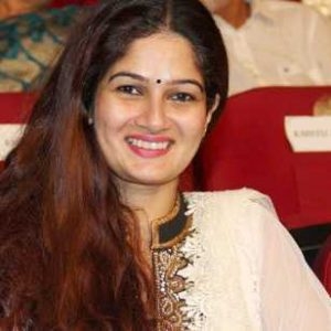 Resham Tipnis Biography, Wiki, Height, Weight, Age, Children, Family