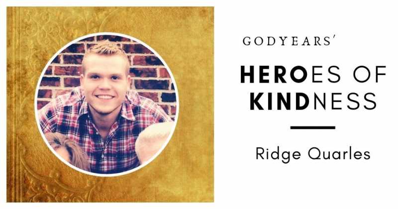 Restaurant Worker Helping A Disabled Woman Eat Her Meal Goes Viral 