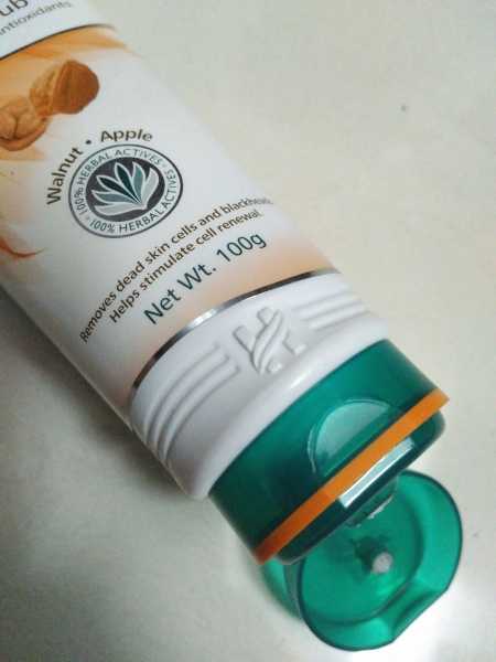 Review: Himalaya Herbals Gentle Exfoliating Walnut Scrub