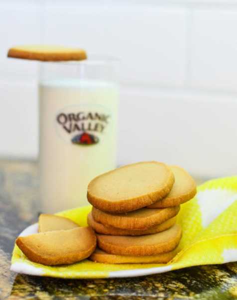 SHORTBREAD COOKIES AND MILK 