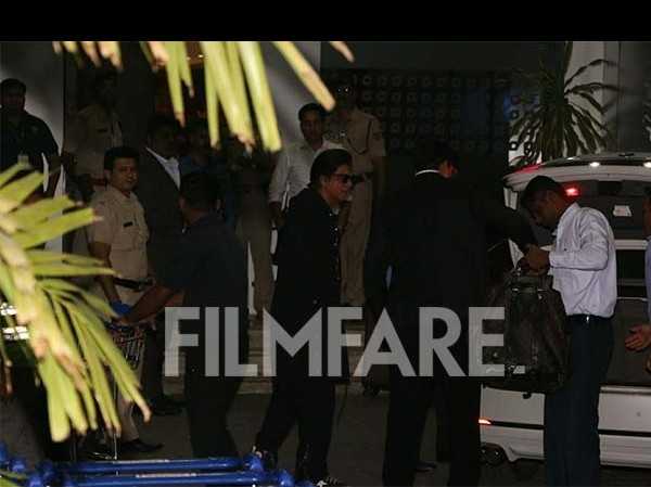 Shah Rukh And Gauri Khan Leave For Isha Ambaniâs Wedding Celebrations